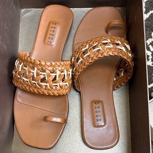 New in Box Serena Uziyel Brown Braided Leather Thong Sandals size 40/9